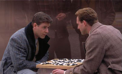 John Nash jogando Go, como pode ser visto no filme Uma Mente Brilhante.
